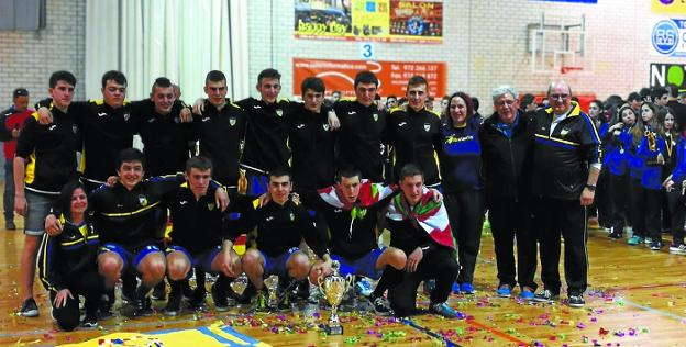 Torneo de Lloret de Mar. El equipo juvenil, con el trofeo de subcampeón de su categoría.
