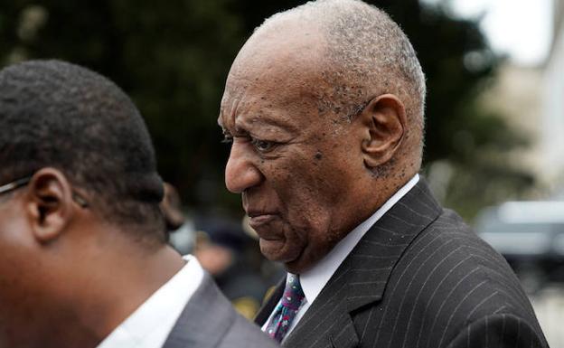 Bill Cosby sale del juzgado después de la primera jornada de juicios. 