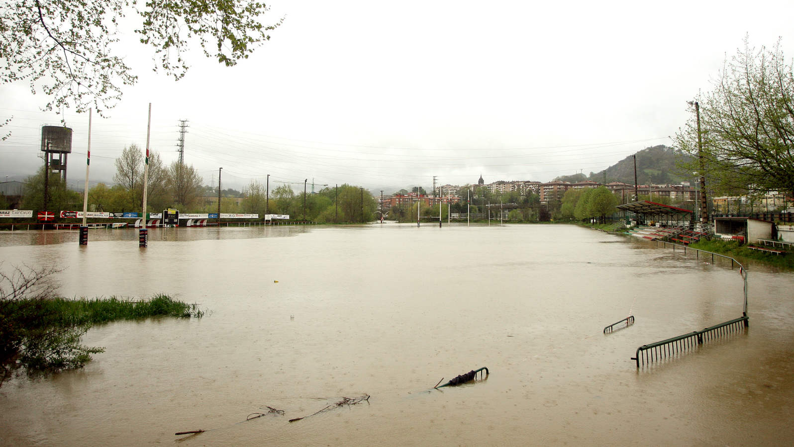 Las persistentes lluvias de las últimas horas han provocado que los ríos de Gipuzkoa estén a tope. La alerta naranja continúa activa. 