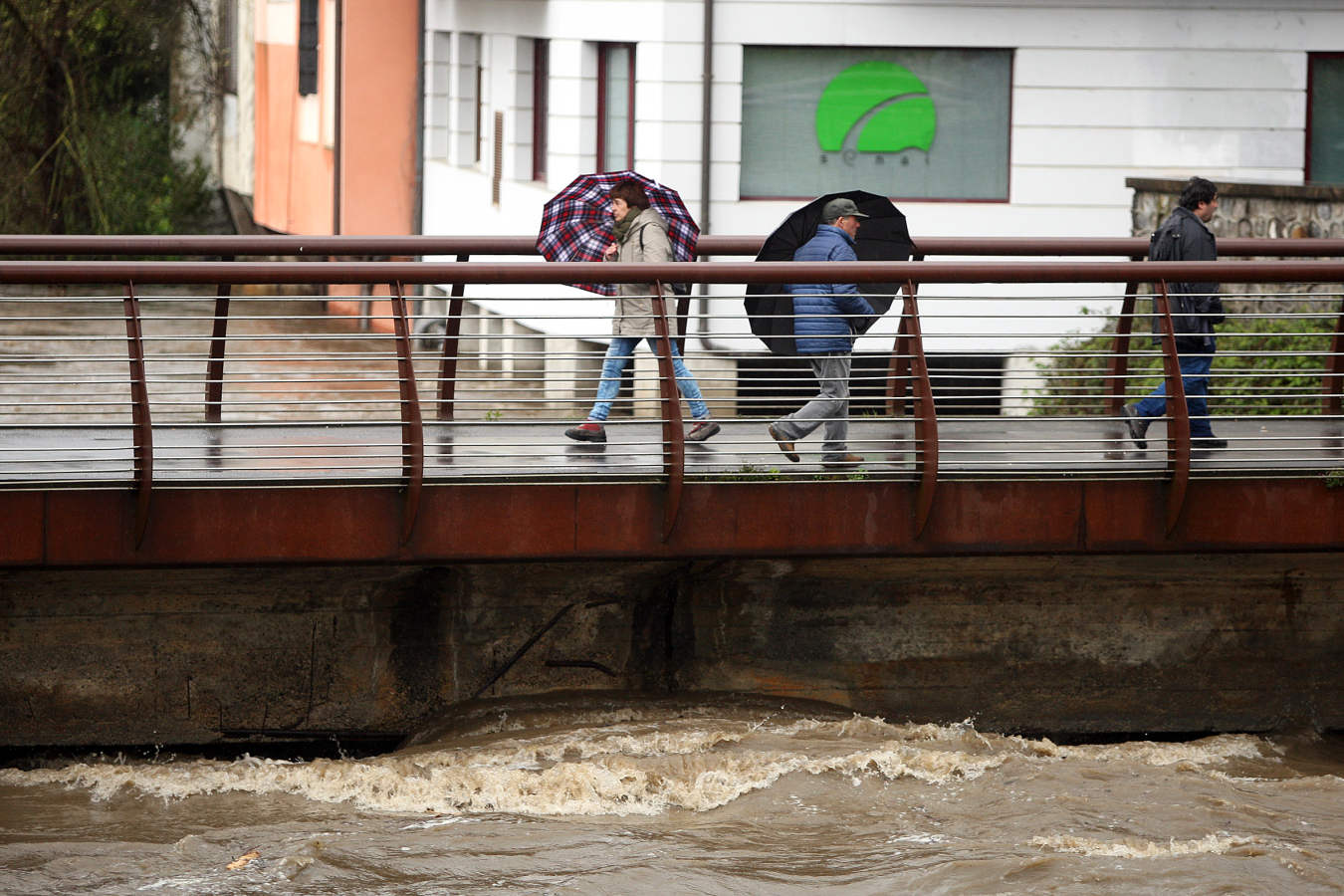 Las persistentes lluvias de las últimas horas han provocado que los ríos de Gipuzkoa estén a tope. La alerta naranja continúa activa. 