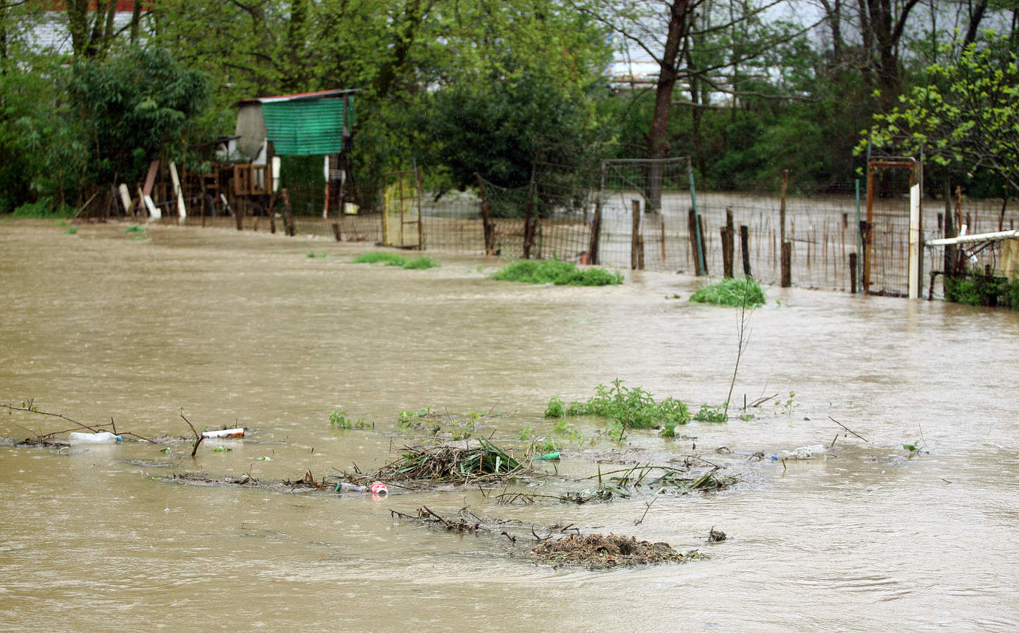 Las persistentes lluvias de las últimas horas han provocado que los ríos de Gipuzkoa estén a tope. La alerta naranja continúa activa. 