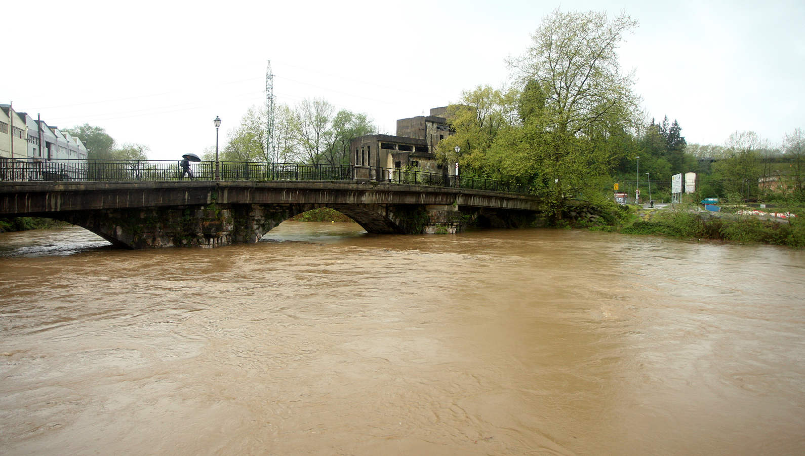Las persistentes lluvias de las últimas horas han provocado que los ríos de Gipuzkoa estén a tope. La alerta naranja continúa activa. 