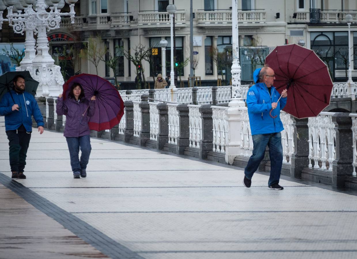 El temporal que vive Gipuzkoa no remite y los paragüas han tenido que ser usados por los guipuzcoanos durante la jornada.