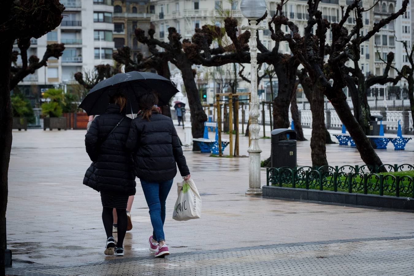 El temporal que vive Gipuzkoa no remite y los paragüas han tenido que ser usados por los guipuzcoanos durante la jornada.