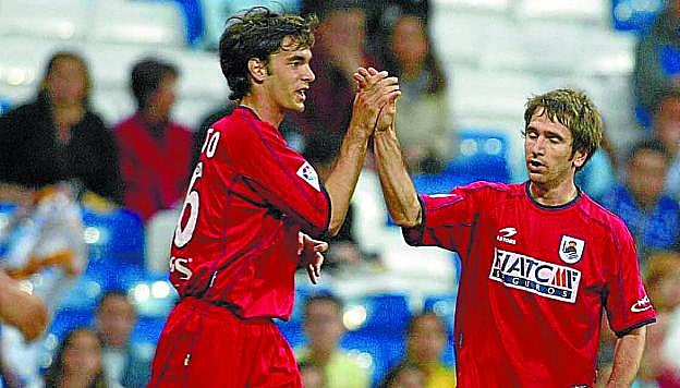 Xabi Prieto celebra con Rekarte un gol