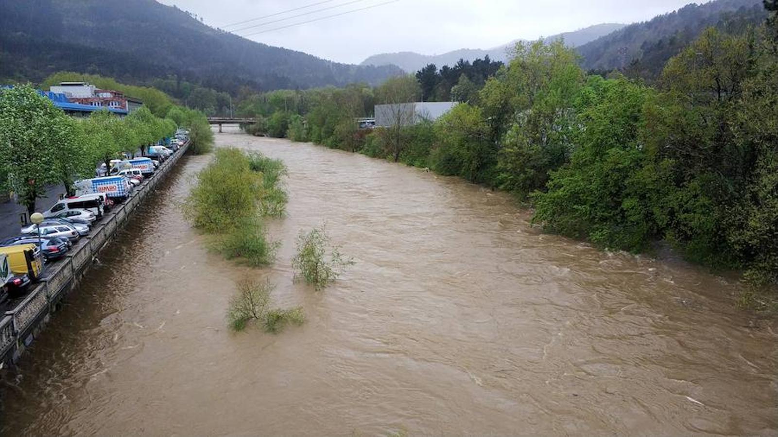 Las persistentes lluvias de las últimas horas han provocado que los ríos de Gipuzkoa estén a tope. La alerta naranja continúa activa. 