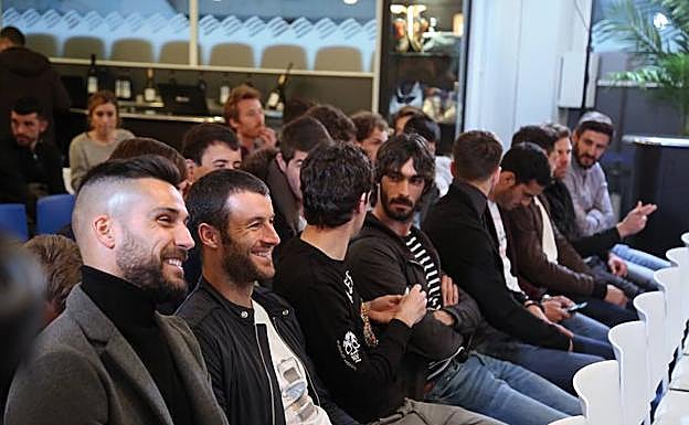 Buena parte de la primera plantilla de la Real Sociedad ha querido estar presente en la despedida de Xabi Prieto.