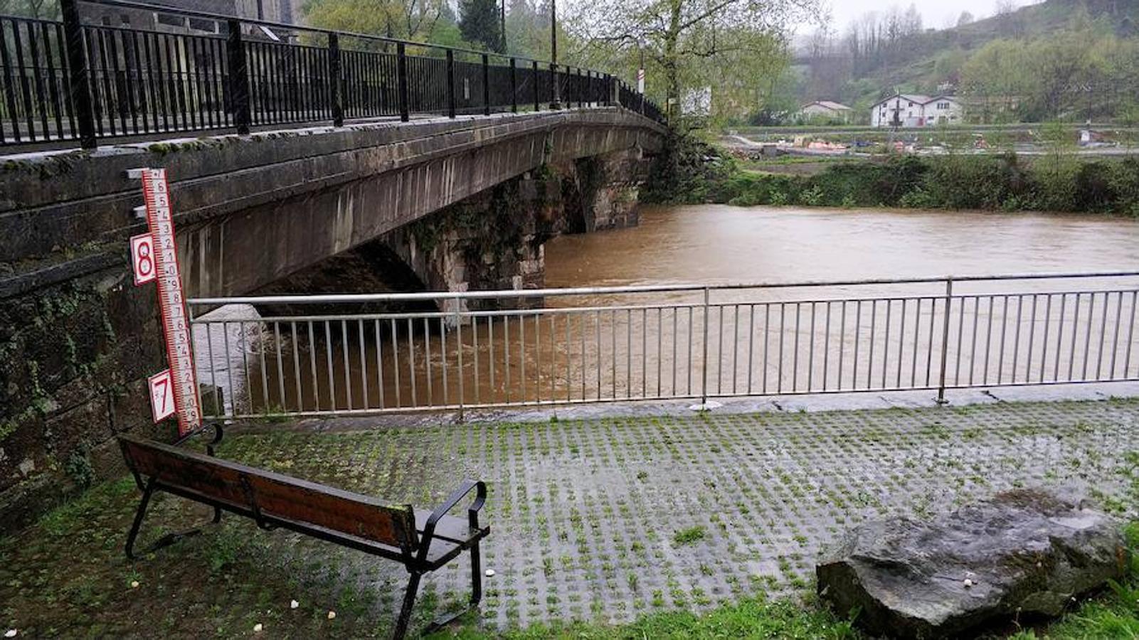 Las persistentes lluvias de las últimas horas han provocado que los ríos de Gipuzkoa estén a tope. La alerta naranja continúa activa. 