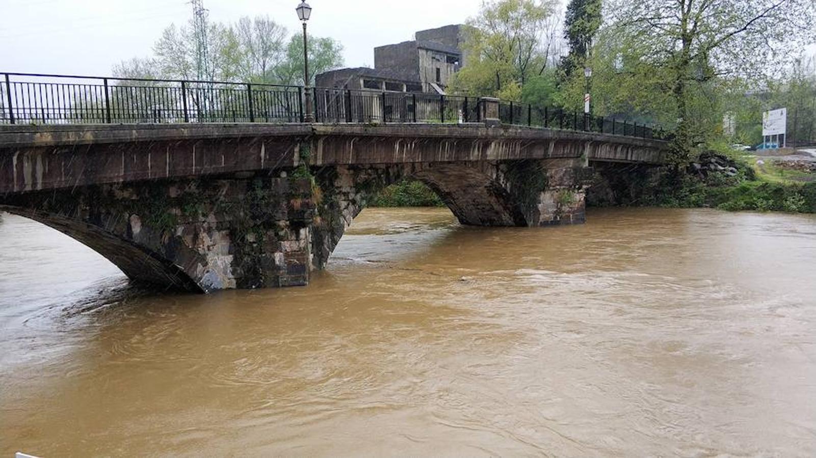 Las persistentes lluvias de las últimas horas han provocado que los ríos de Gipuzkoa estén a tope. La alerta naranja continúa activa. 