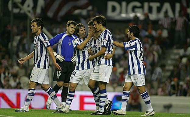 López Rekarte y Prieto felicitan a Aranburu tras anotar un gol al Athletic en San Mamés en 2006, en el regreso del azpeitiarra tras su grave lesión. 