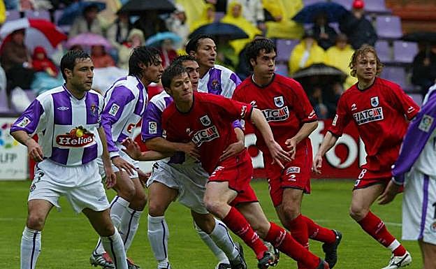 Xabi Alonso, Xabi Prieto y Valery Karpin buscan el remate en una falta, en el Valladolid-Real del 9 de mayo de 2004.