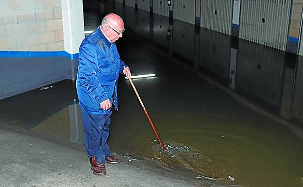 Miguel Díaz, un comerciante de la zona de Brígidas que tiene almacén en la zona de garajes. 