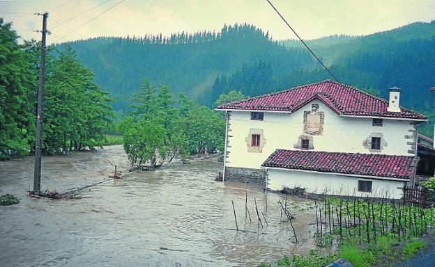 El río Oñati, desbordado a su paso por Zubillaga. 