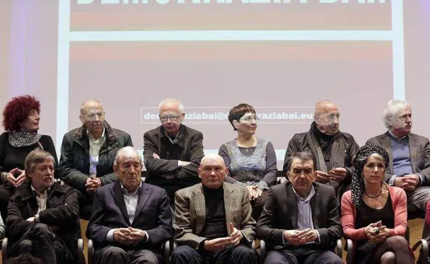 Los exlehendakaris, Carlos Garaikoetxea, Juan José Ibarrtexe, junto al exsecretario general de LAB Rafa Díez Usabiaga y el abogado Iñigo Iruin, entre otros, durante la presentación de la iniciativa y el manifiesto «Demokrazia Bai!»