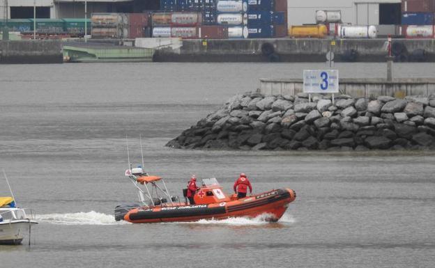 La embarcación de la Cruz Roja que ha rescatado el cuerpo sin vida.