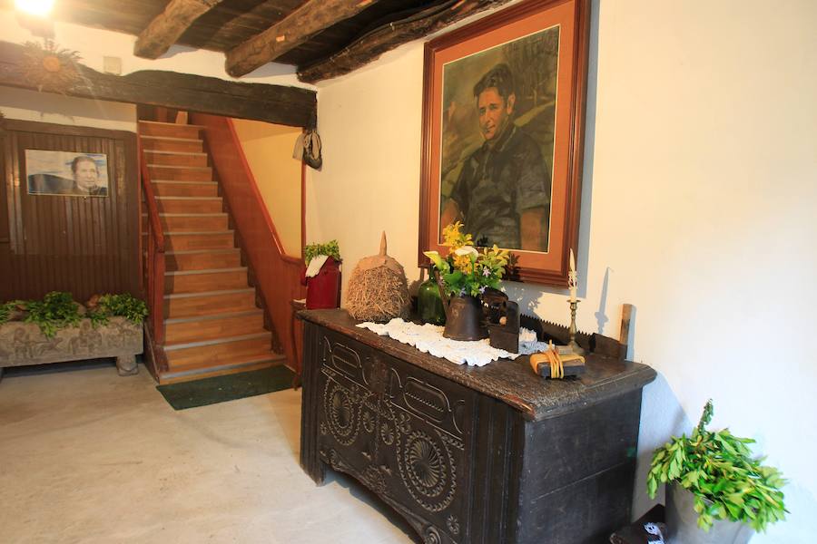 Argazkiak, liburuak, sariak, txapelak... baita jantziak eta koadernoak ere. Lazkao Txikiren gela eta gauzak berak utzi zituen bezalaxe gorde ditizte haren ilobek, horren maite zuen Abaliñe baserrian.