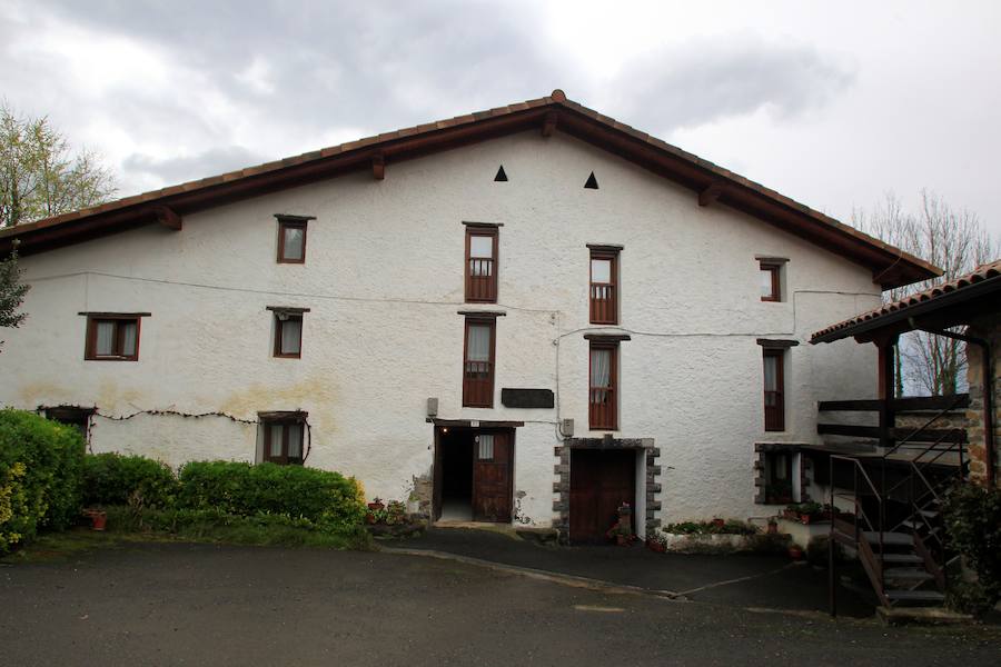 Argazkiak, liburuak, sariak, txapelak... baita jantziak eta koadernoak ere. Lazkao Txikiren gela eta gauzak berak utzi zituen bezalaxe gorde ditizte haren ilobek, horren maite zuen Abaliñe baserrian.