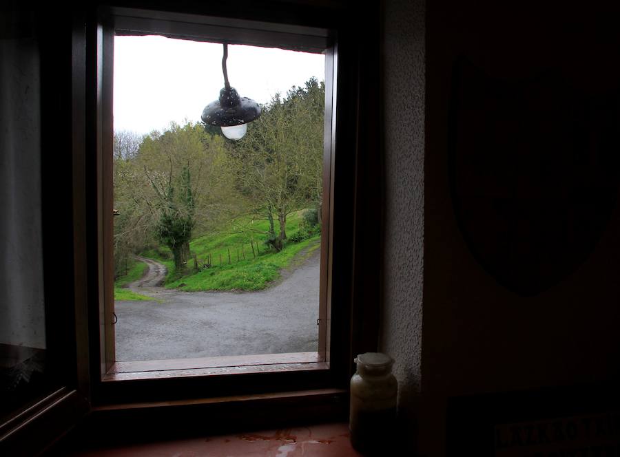 Argazkiak, liburuak, sariak, txapelak... baita jantziak eta koadernoak ere. Lazkao Txikiren gela eta gauzak berak utzi zituen bezalaxe gorde ditizte haren ilobek, horren maite zuen Abaliñe baserrian.