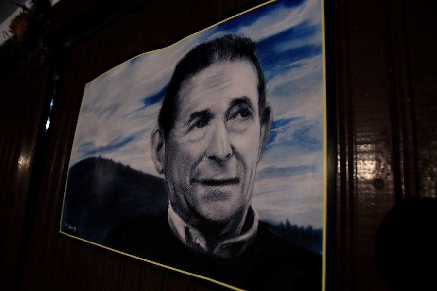 Argazkiak, liburuak, sariak, txapelak... baita jantziak eta koadernoak ere. Lazkao Txikiren gela eta gauzak berak utzi zituen bezalaxe gorde ditizte haren ilobek, horren maite zuen Abaliñe baserrian.