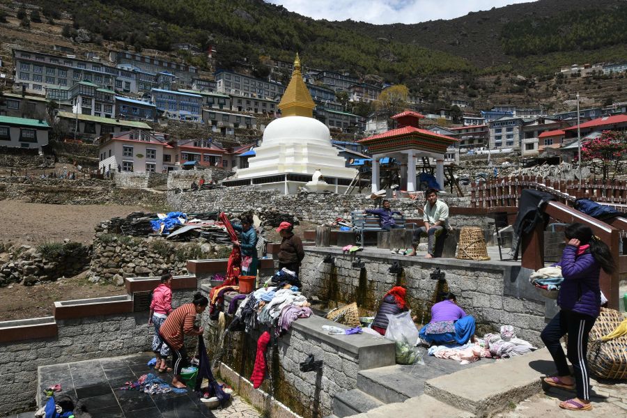 Ghat es un pueblo localizado a 140 kilómetros de Kathmandum, de camino a la cima del Everest. Los locales, así como montañeros que se dirigen a la cima, realizan una parada estratégica en el mercado del lugar.