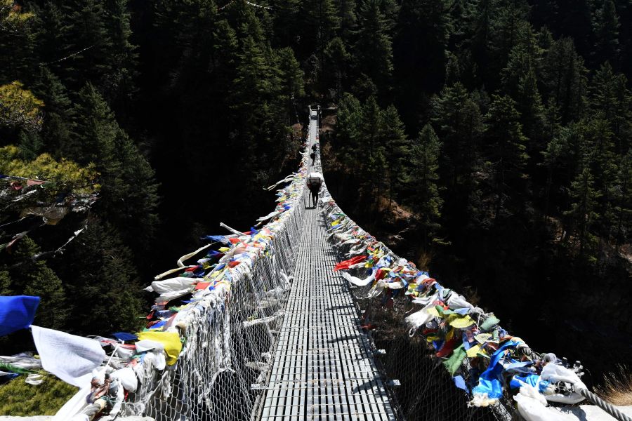 Ghat es un pueblo localizado a 140 kilómetros de Kathmandum, de camino a la cima del Everest. Los locales, así como montañeros que se dirigen a la cima, realizan una parada estratégica en el mercado del lugar.