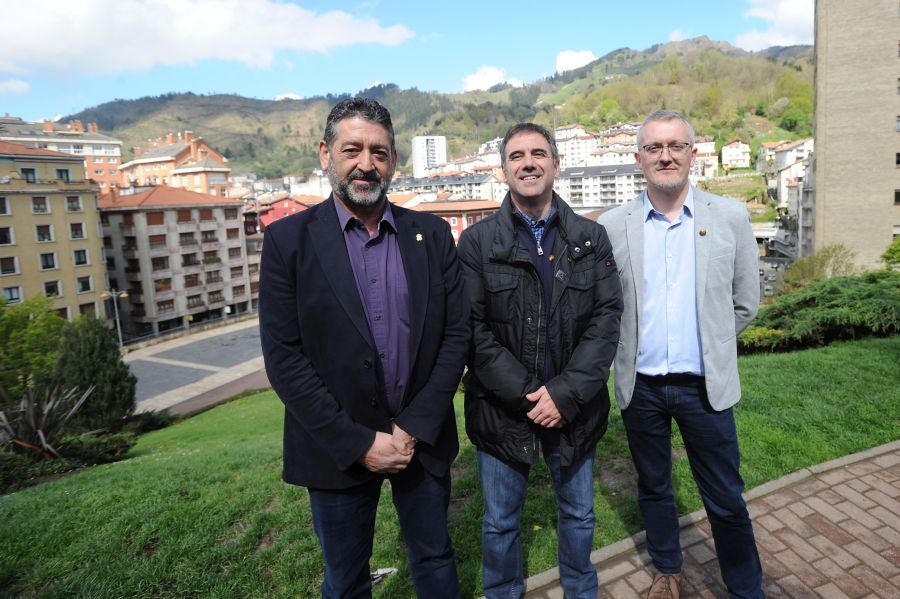 Izada de la bandera Republicana y lanzamiento de cohetes con la presencia de los alcaldes de Eibar, Jaca y Sahagún, en un acto organizado por el PSOE en recuerdo a la proclamación de la II República.