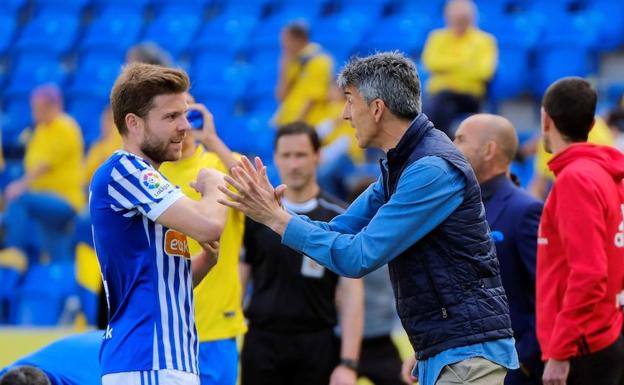 Imanol da instrucciones a Illarramendi durante el partido frente a el Las Palmas. 