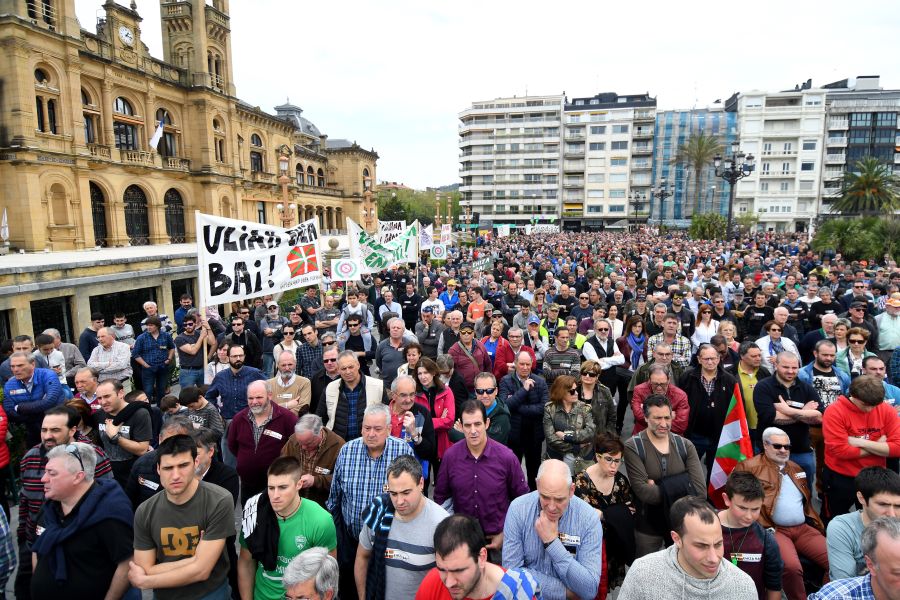 Varios miles de personas, cerca de 10.000 según la organización, han recorrido las calles de San Sebastián bajo el lema 'Euskadin Ehiza bai' ('Sí a la Caza en Euskadi), para reclamar respeto a su afición. Hasta la capital guipuzcoana se han acercado aficionados de toda Gipuzkoa, además de Álava y del norte de Navarra.
