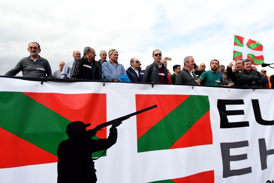 Varios miles de personas, cerca de 10.000 según la organización, han recorrido las calles de San Sebastián bajo el lema 'Euskadin Ehiza bai' ('Sí a la Caza en Euskadi), para reclamar respeto a su afición. Hasta la capital guipuzcoana se han acercado aficionados de toda Gipuzkoa, además de Álava y del norte de Navarra.