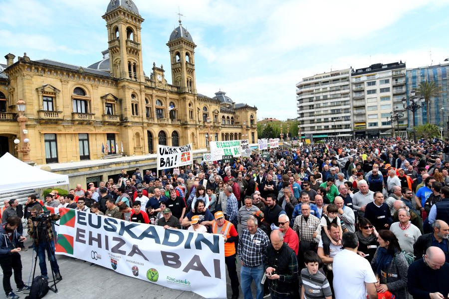 Varios miles de personas, cerca de 10.000 según la organización, han recorrido las calles de San Sebastián bajo el lema 'Euskadin Ehiza bai' ('Sí a la Caza en Euskadi), para reclamar respeto a su afición. Hasta la capital guipuzcoana se han acercado aficionados de toda Gipuzkoa, además de Álava y del norte de Navarra.