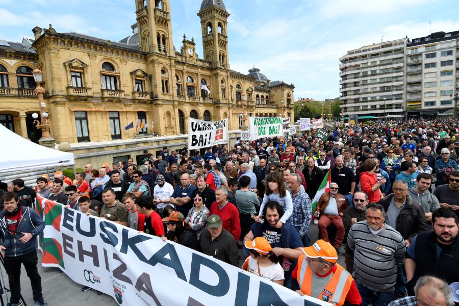 Varios miles de personas, cerca de 10.000 según la organización, han recorrido las calles de San Sebastián bajo el lema 'Euskadin Ehiza bai' ('Sí a la Caza en Euskadi), para reclamar respeto a su afición. Hasta la capital guipuzcoana se han acercado aficionados de toda Gipuzkoa, además de Álava y del norte de Navarra.