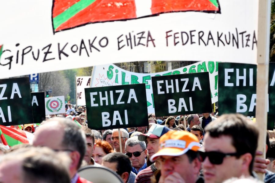 Varios miles de personas, cerca de 10.000 según la organización, han recorrido las calles de San Sebastián bajo el lema 'Euskadin Ehiza bai' ('Sí a la Caza en Euskadi), para reclamar respeto a su afición. Hasta la capital guipuzcoana se han acercado aficionados de toda Gipuzkoa, además de Álava y del norte de Navarra.