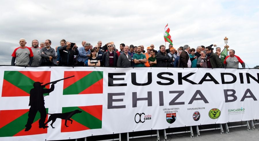 Varios miles de personas, cerca de 10.000 según la organización, han recorrido las calles de San Sebastián bajo el lema 'Euskadin Ehiza bai' ('Sí a la Caza en Euskadi), para reclamar respeto a su afición. Hasta la capital guipuzcoana se han acercado aficionados de toda Gipuzkoa, además de Álava y del norte de Navarra.