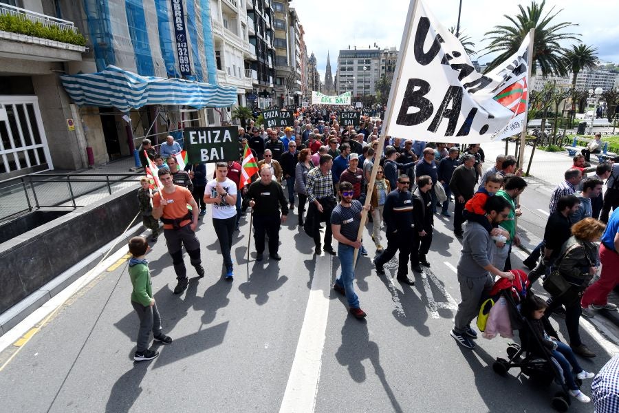 Varios miles de personas, cerca de 10.000 según la organización, han recorrido las calles de San Sebastián bajo el lema 'Euskadin Ehiza bai' ('Sí a la Caza en Euskadi), para reclamar respeto a su afición. Hasta la capital guipuzcoana se han acercado aficionados de toda Gipuzkoa, además de Álava y del norte de Navarra.