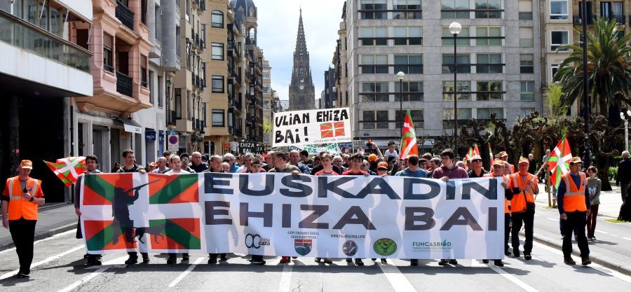 Varios miles de personas, cerca de 10.000 según la organización, han recorrido las calles de San Sebastián bajo el lema 'Euskadin Ehiza bai' ('Sí a la Caza en Euskadi), para reclamar respeto a su afición. Hasta la capital guipuzcoana se han acercado aficionados de toda Gipuzkoa, además de Álava y del norte de Navarra.