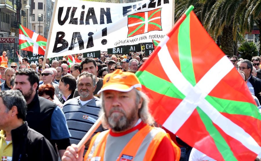 Varios miles de personas, cerca de 10.000 según la organización, han recorrido las calles de San Sebastián bajo el lema 'Euskadin Ehiza bai' ('Sí a la Caza en Euskadi), para reclamar respeto a su afición. Hasta la capital guipuzcoana se han acercado aficionados de toda Gipuzkoa, además de Álava y del norte de Navarra.