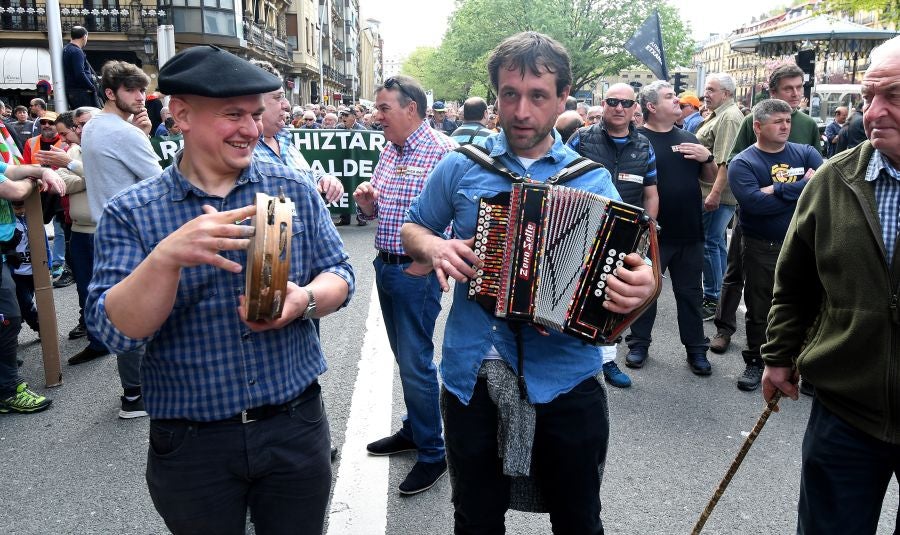 Varios miles de personas, cerca de 10.000 según la organización, han recorrido las calles de San Sebastián bajo el lema 'Euskadin Ehiza bai' ('Sí a la Caza en Euskadi), para reclamar respeto a su afición. Hasta la capital guipuzcoana se han acercado aficionados de toda Gipuzkoa, además de Álava y del norte de Navarra.