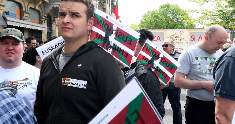 Varios miles de personas, cerca de 10.000 según la organización, han recorrido las calles de San Sebastián bajo el lema 'Euskadin Ehiza bai' ('Sí a la Caza en Euskadi), para reclamar respeto a su afición. Hasta la capital guipuzcoana se han acercado aficionados de toda Gipuzkoa, además de Álava y del norte de Navarra.