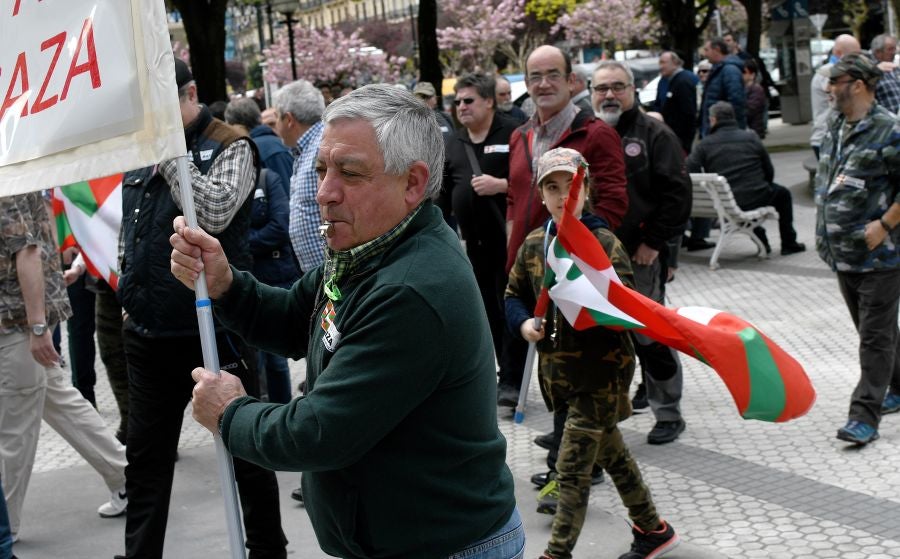 Varios miles de personas, cerca de 10.000 según la organización, han recorrido las calles de San Sebastián bajo el lema 'Euskadin Ehiza bai' ('Sí a la Caza en Euskadi), para reclamar respeto a su afición. Hasta la capital guipuzcoana se han acercado aficionados de toda Gipuzkoa, además de Álava y del norte de Navarra.