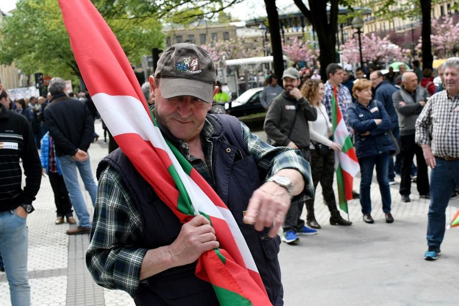 Varios miles de personas, cerca de 10.000 según la organización, han recorrido las calles de San Sebastián bajo el lema 'Euskadin Ehiza bai' ('Sí a la Caza en Euskadi), para reclamar respeto a su afición. Hasta la capital guipuzcoana se han acercado aficionados de toda Gipuzkoa, además de Álava y del norte de Navarra.