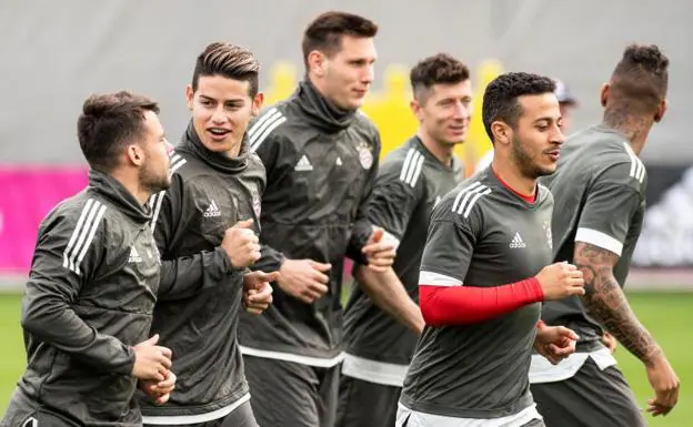 Un grupo de jugadores del Bayern durante el entrenamiento. 