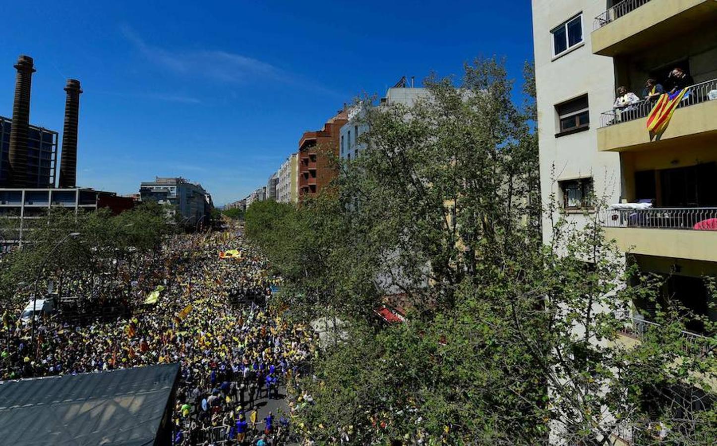 Miles de personas se manifiestan en Barcelona por los presos soberanistas.