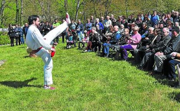 Homenaje. El dantzari Unai Barrutia, de Urki Dantza Taldea, bailó el aurresku ante los familiares de las víctimas del franquismo. 