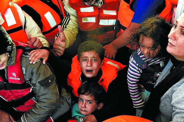 Refugiados sirios rescatados por un barco de pescadores.