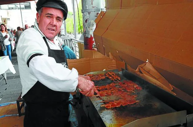 Gastronomía. Elaboración de pinchos morunos en la plaza. 