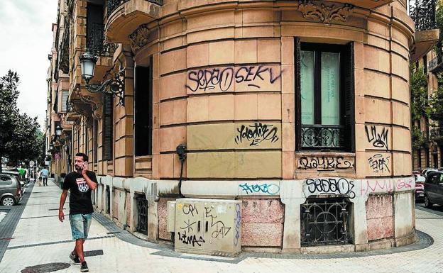 Los propietarios privados deberían borrar las pintadas efectuadas en las fachadas de sus edificios. 