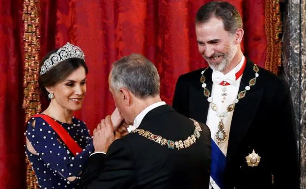 El presidente de Portugal, Marcelo Rebelo de Sousa, saluda a la reina Letizia.