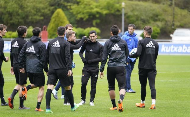 Varios jugadores de la Real Sociedad bromean durante el entrenamiento de esta mañana.