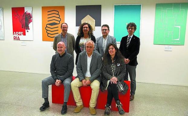 Landa, Hernando, Erkizia, Viles, Aguerrea, Herrera y Fernández, ante algunas de las obras.
