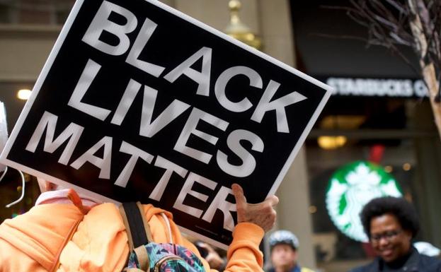 Protestas por la detención de dos hombres negros en un Starbuks de Philadelphia.